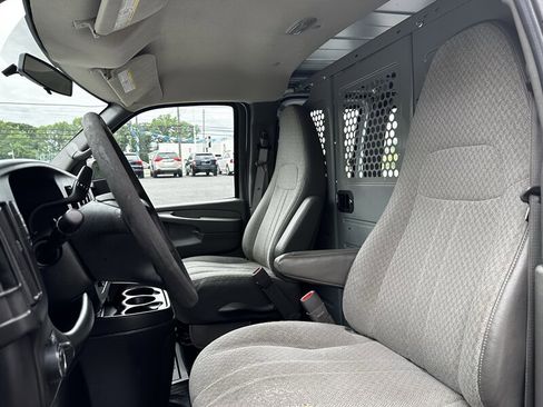 Used 2010 GMC Savana 2500 RWD image 10
