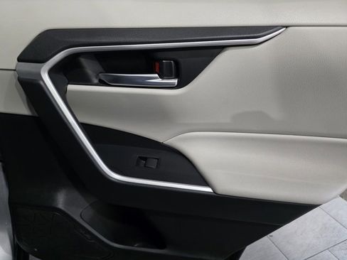 Used 2020 Toyota RAV4 XLE w/ Convenience Package image 12