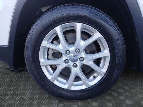 Used 2018 Jeep Cherokee Latitude FWD image 23