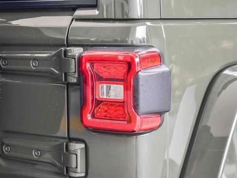 Used 2022 Jeep Wrangler Unlimited Sahara AWD/4WD image 7