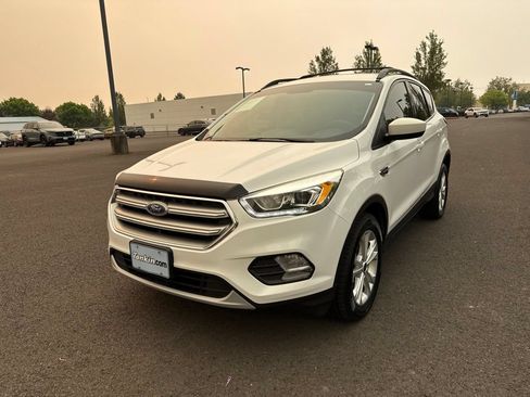 Used 2017 Ford Escape SE w/ Equipment Group 201A AWD/4WD image 3