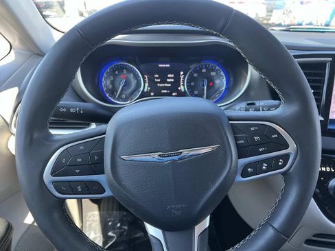 Used 2023 Chrysler Pacifica Touring-L FWD image 16