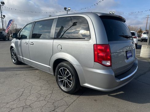 Used 2019 Dodge Grand Caravan GT image 3