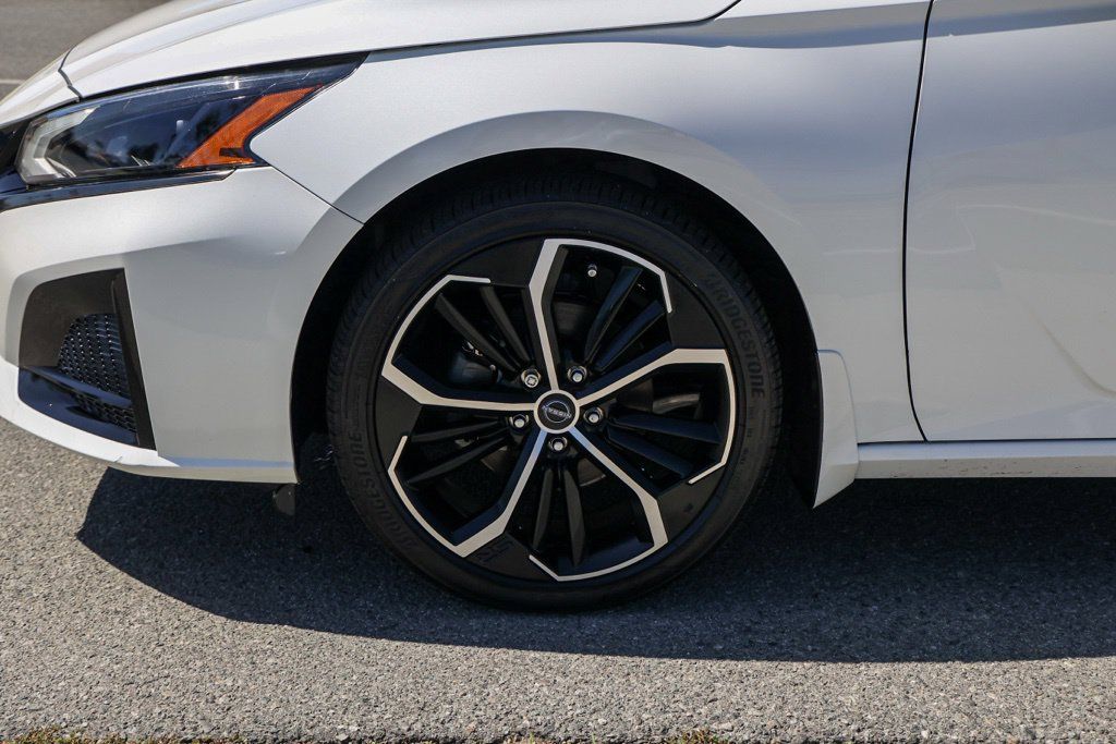 Used 2023 Nissan Altima 2.5 SR w/ SR Premium Package FWD image 12