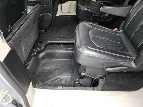 Used 2022 Chrysler Pacifica Touring-L FWD image 30