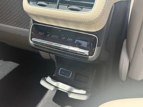 Used 2024 Mercedes-Benz GLS 450 4MATIC image 23