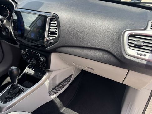 Used 2018 Jeep Compass Latitude w/ Popular Equipment Group FWD image 21