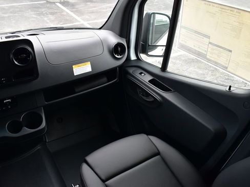 Used 2024 Mercedes-Benz Sprinter 2500 image 26