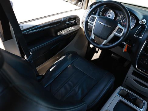 Used 2015 Chrysler Town & Country Touring FWD image 20