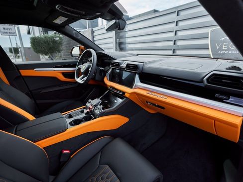 Used 2025 Lamborghini Urus SE image 38