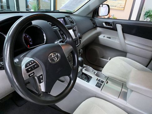 Used 2013 Toyota Highlander Plus FWD image 7