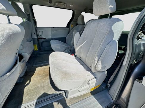 Used 2014 Toyota Sienna LE FWD image 27
