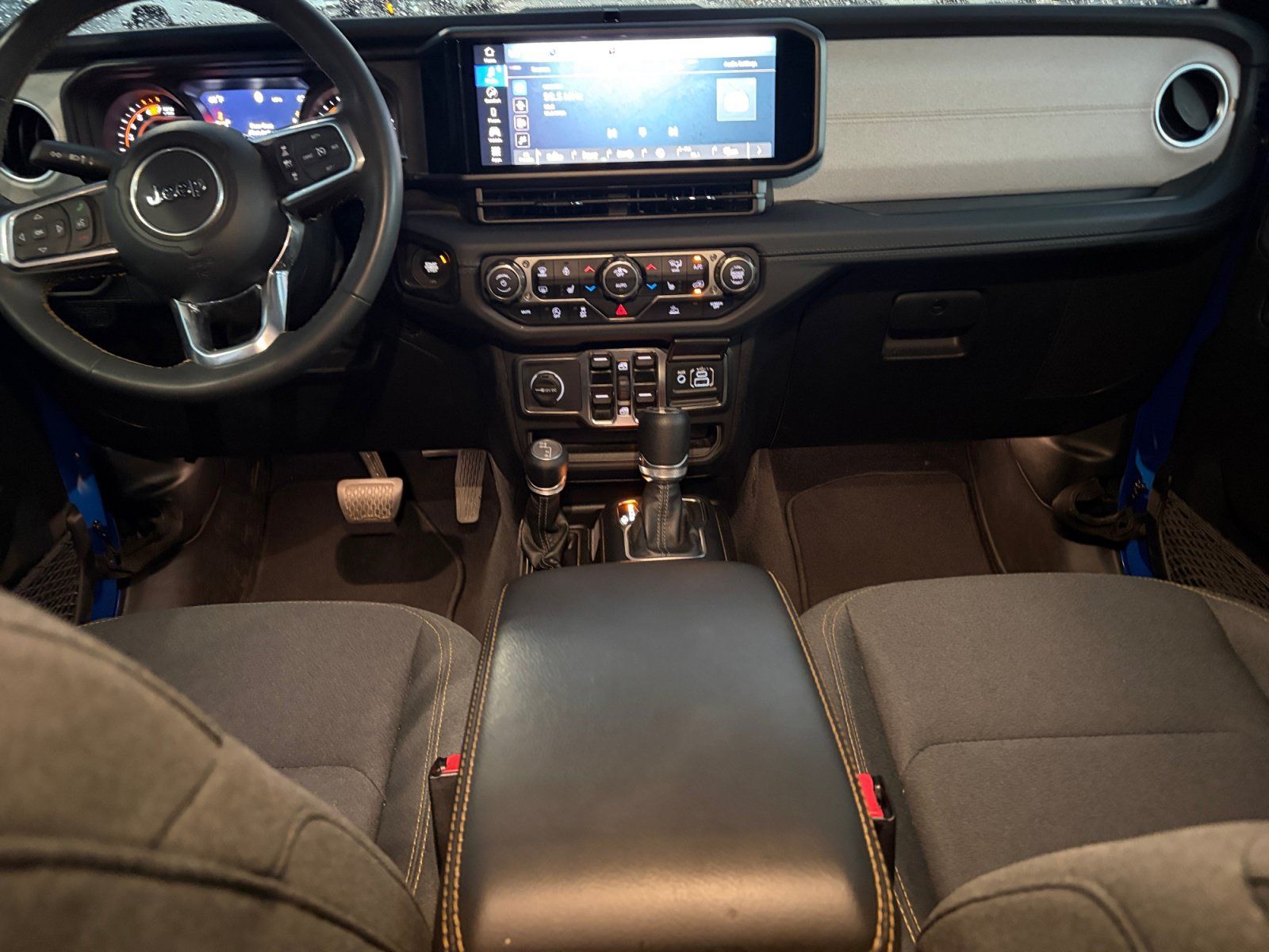 Used 2025 Jeep Wrangler Unlimited Sahara AWD/4WD image 17