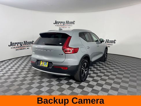 Used 2024 Volvo XC40 B5 Core image 9