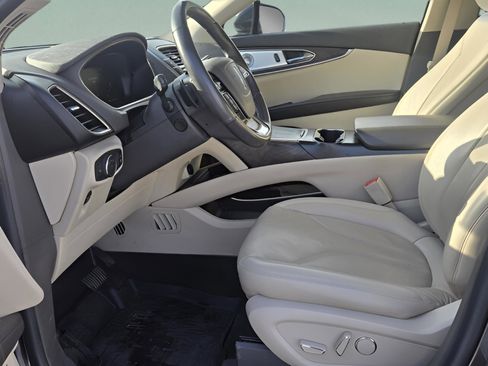 Used 2020 Lincoln Nautilus Reserve w/ Equipment Group 202A image 4