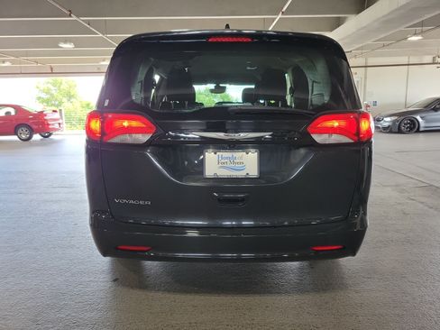 Used 2023 Chrysler Voyager LX FWD image 4