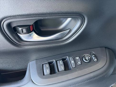 Used 2025 Honda HR-V LX image 17