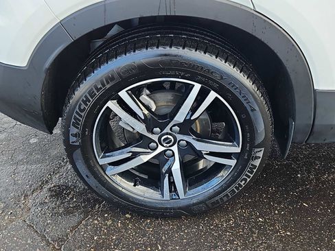 Used 2024 Volvo XC40 B5 Core image 4