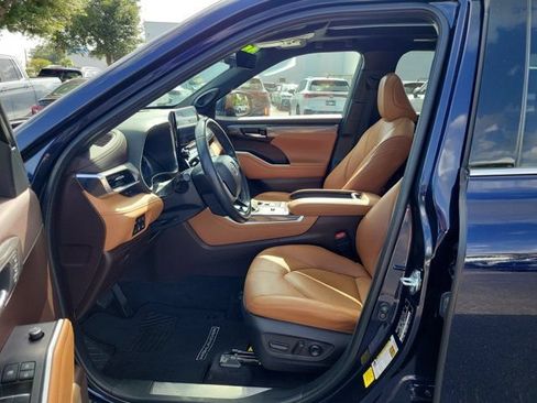 Used 2022 Toyota Highlander Platinum FWD image 17