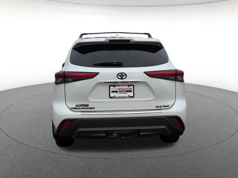 Used 2022 Toyota Highlander XLE AWD/4WD image 5