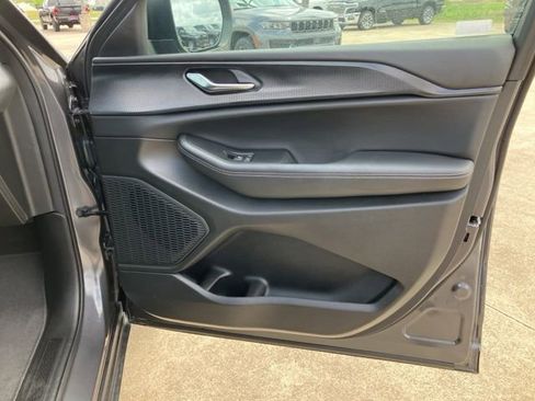 Used 2025 Jeep Grand Cherokee Laredo X RWD image 13