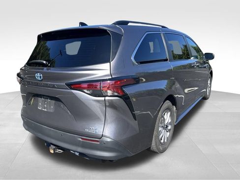 Certified 2022 Toyota Sienna XLE w/ XLE Plus Package FWD image 5