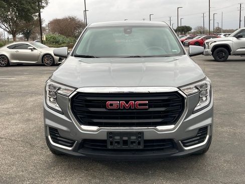 Used 2024 GMC Terrain SLE image 2