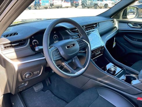 New 2025 Jeep Grand Cherokee Altitude image 6