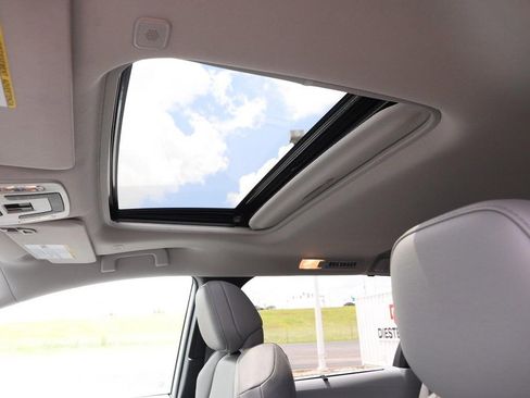 Used 2025 Toyota Sienna XLE FWD image 9