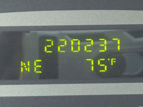 Used 2005 Ford Expedition XLT image 32