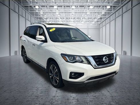 Used 2017 Nissan Pathfinder Platinum FWD image 2
