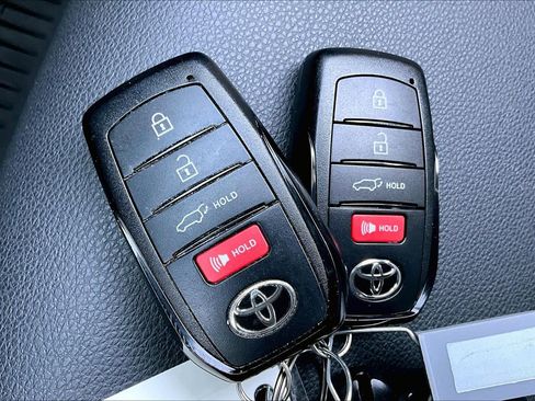 Used 2022 Toyota Corolla Cross XLE image 14