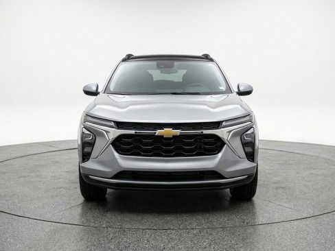 Used 2025 Chevrolet Trax LT image 2