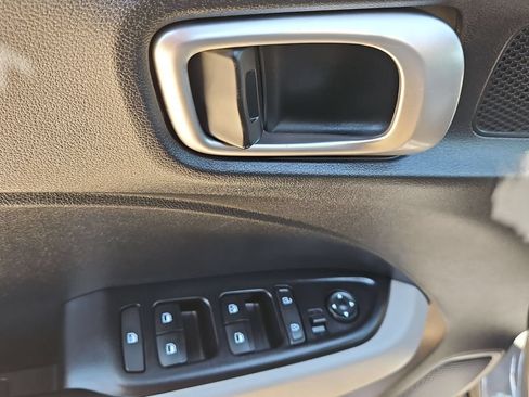 Used 2025 Hyundai Venue SEL FWD image 13