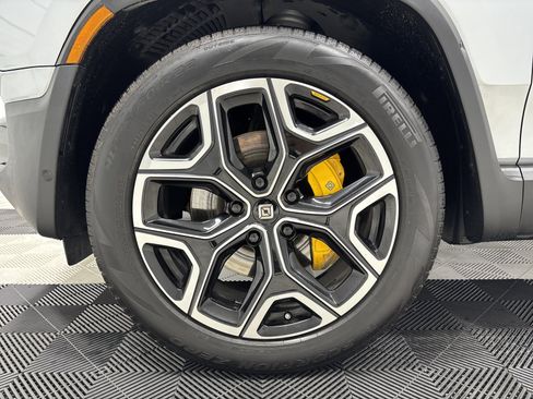 Used 2023 Rivian R1S Launch Edition image 9