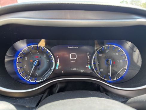 Used 2022 Chrysler Pacifica Touring-L image 13