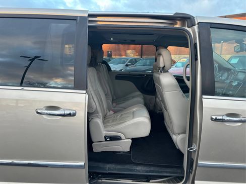 Used 2015 Chrysler Town & Country Limited Platinum FWD image 25