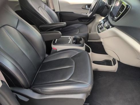 Used 2023 Chrysler Pacifica Touring-L FWD image 21