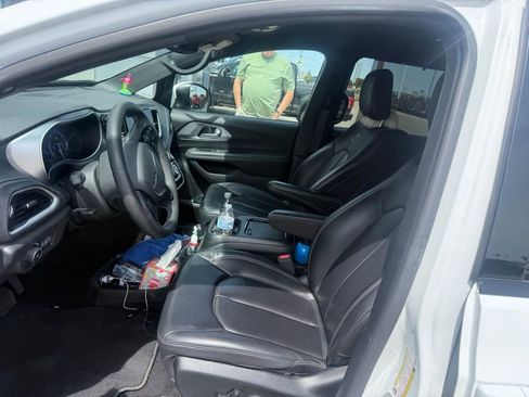 Used 2023 Chrysler Pacifica Touring-L w/ Uconnect Theater Family Group FWD image 10
