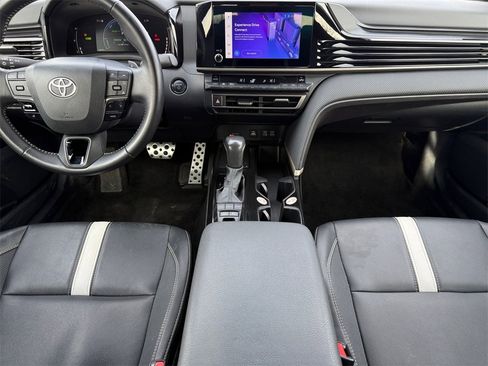 Used 2025 Toyota Camry SE image 10