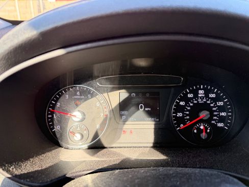 Used 2019 Kia Sorento FWD V6 image 10