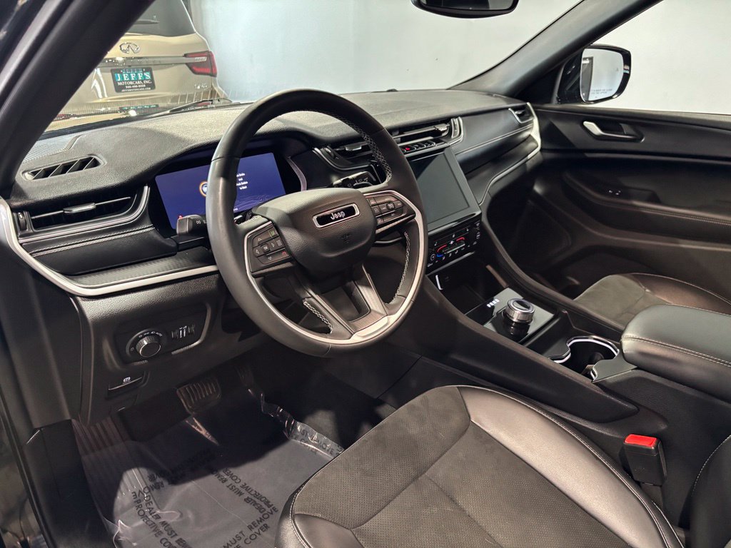 Used 2023 Jeep Grand Cherokee Altitude AWD/4WD image 10