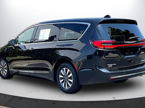 Used 2023 Chrysler Pacifica Limited FWD image 6