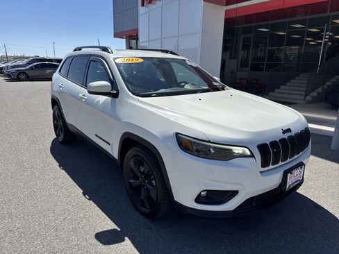 Used 2019 Jeep Cherokee Latitude Plus FWD image 2