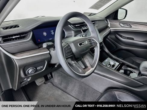 Used 2023 Jeep Grand Cherokee L Limited AWD/4WD image 9