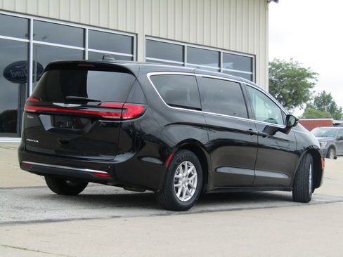 Used 2024 Chrysler Pacifica Touring-L FWD image 3