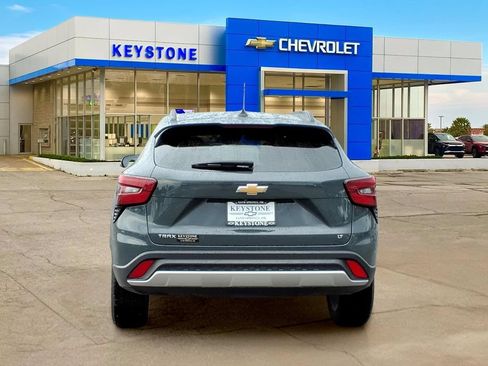 Used 2025 Chevrolet Trax LT FWD image 6