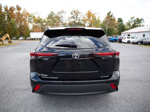 Used 2024 Toyota Highlander LE image 4