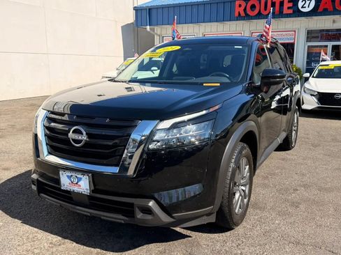Used 2024 Nissan Pathfinder SV FWD image 4