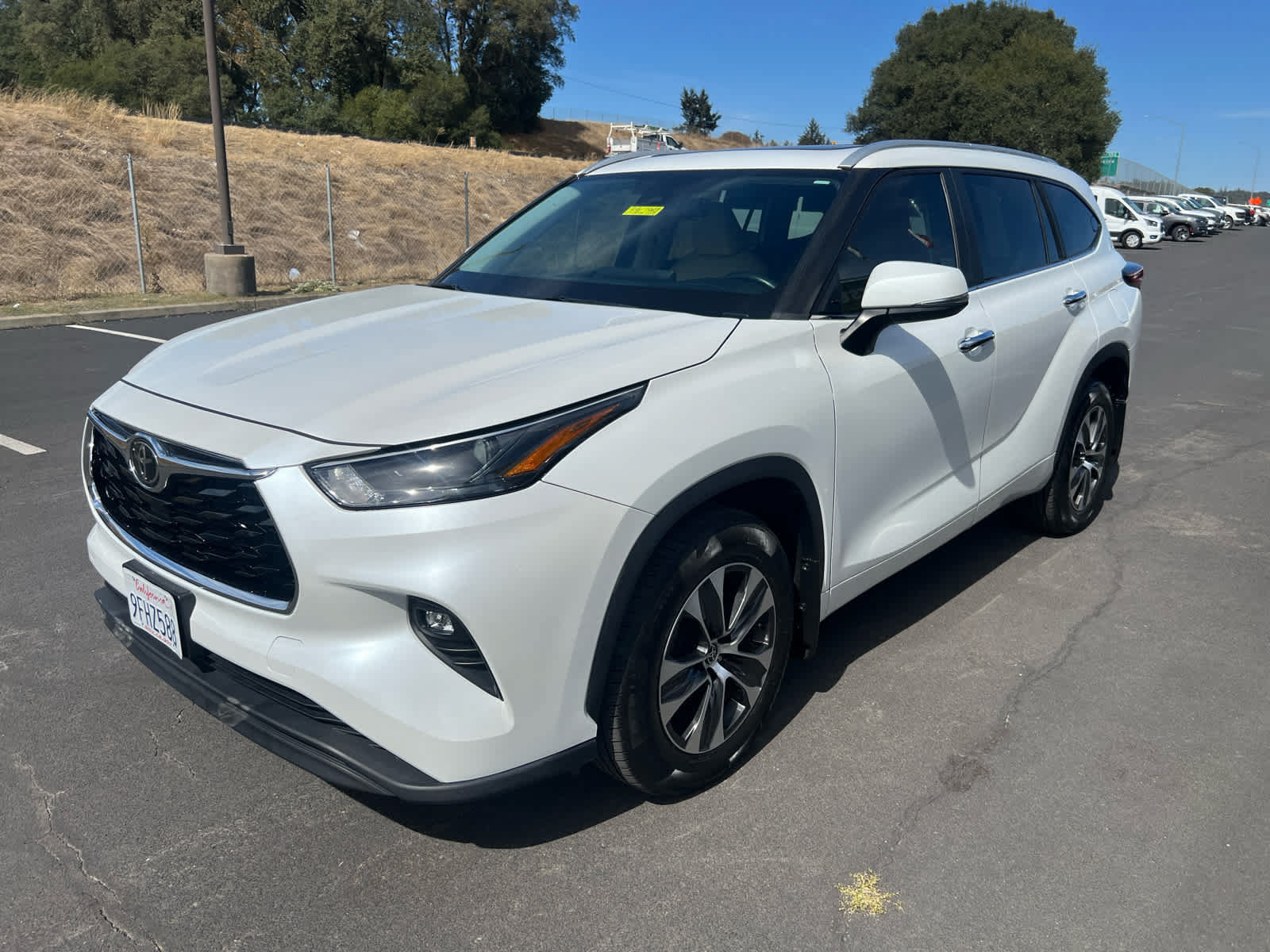 Used 2023 Toyota Highlander XLE AWD/4WD image 5